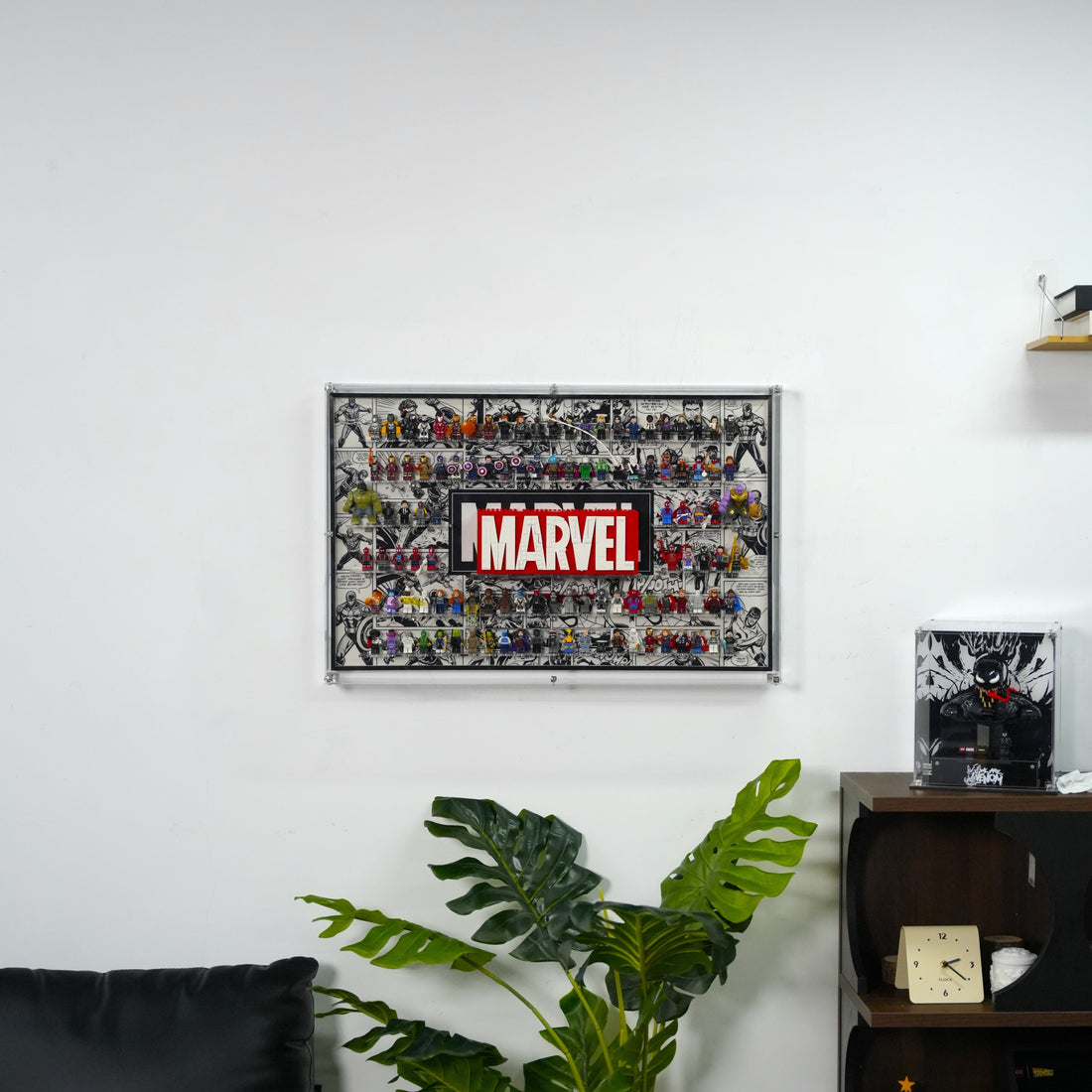 LEGO Marvel Logo & Minifigure Display