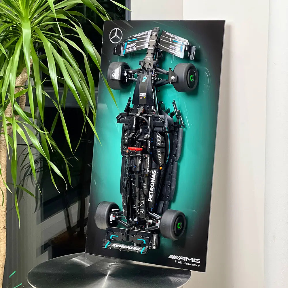 Cadre d'exposition LEGO™ Technic™ présenté dans un style flottant