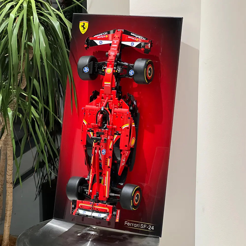 Cadre d'exposition LEGO™ Technic™ présenté dans un style flottant